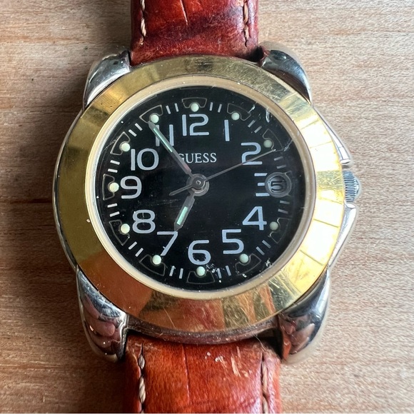 Vintage Guess ladies gold tone black dial Watch NEW BATTERY - Picture 1 of 8